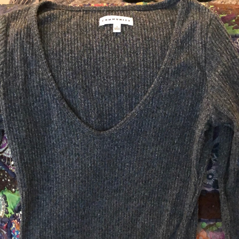 Aritzia Community stretch v neck top.